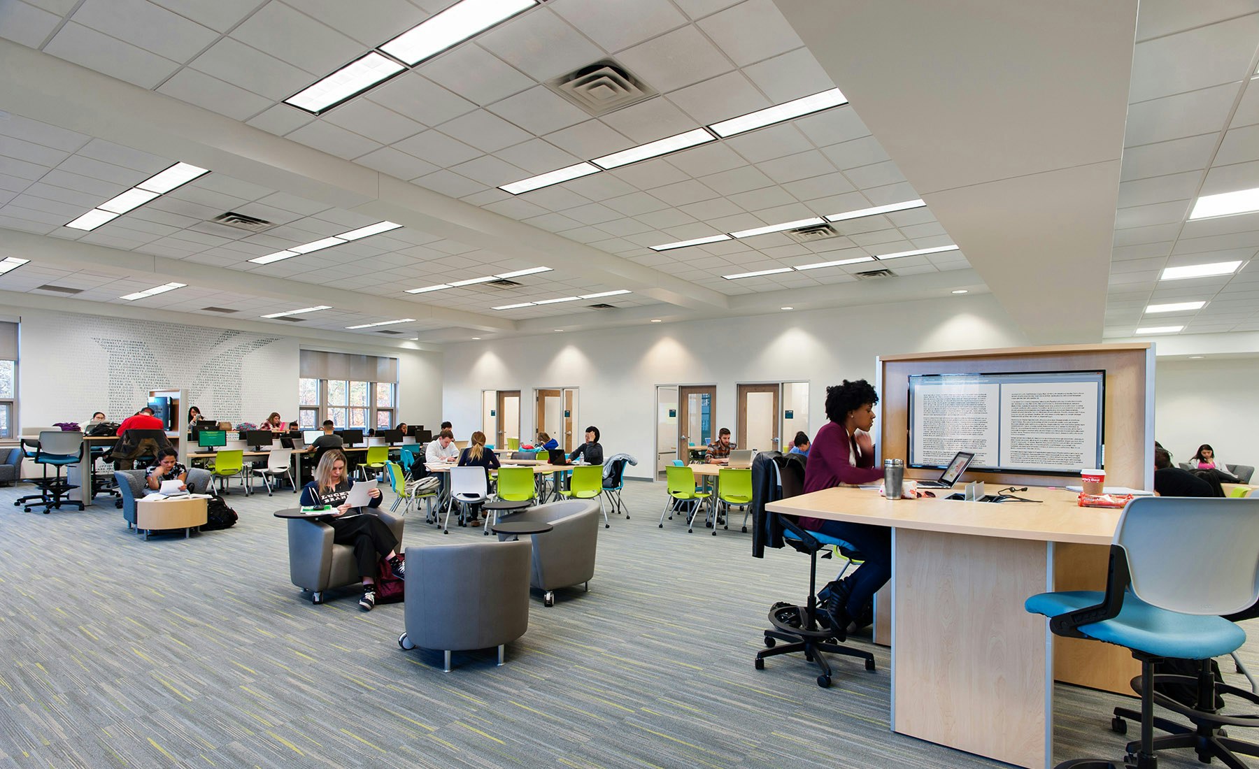 The renovation of the 3rd floor of Innovation Hall on GMU’s Fairfax campus involved updating a once static, fixed academic interior space into a dynamic, flexible, and collaborative learning environments for GMU students.